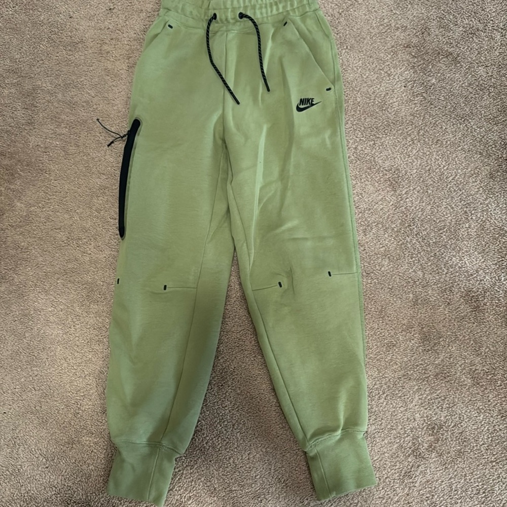 Nike women’s tech